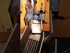 Proceso de corte de la barra redonda, frente, sección transversal sin marcas de vibración